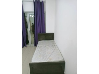 800 (including dewa)with balcony fully furnished ladies bed space available in karama near metro stn.